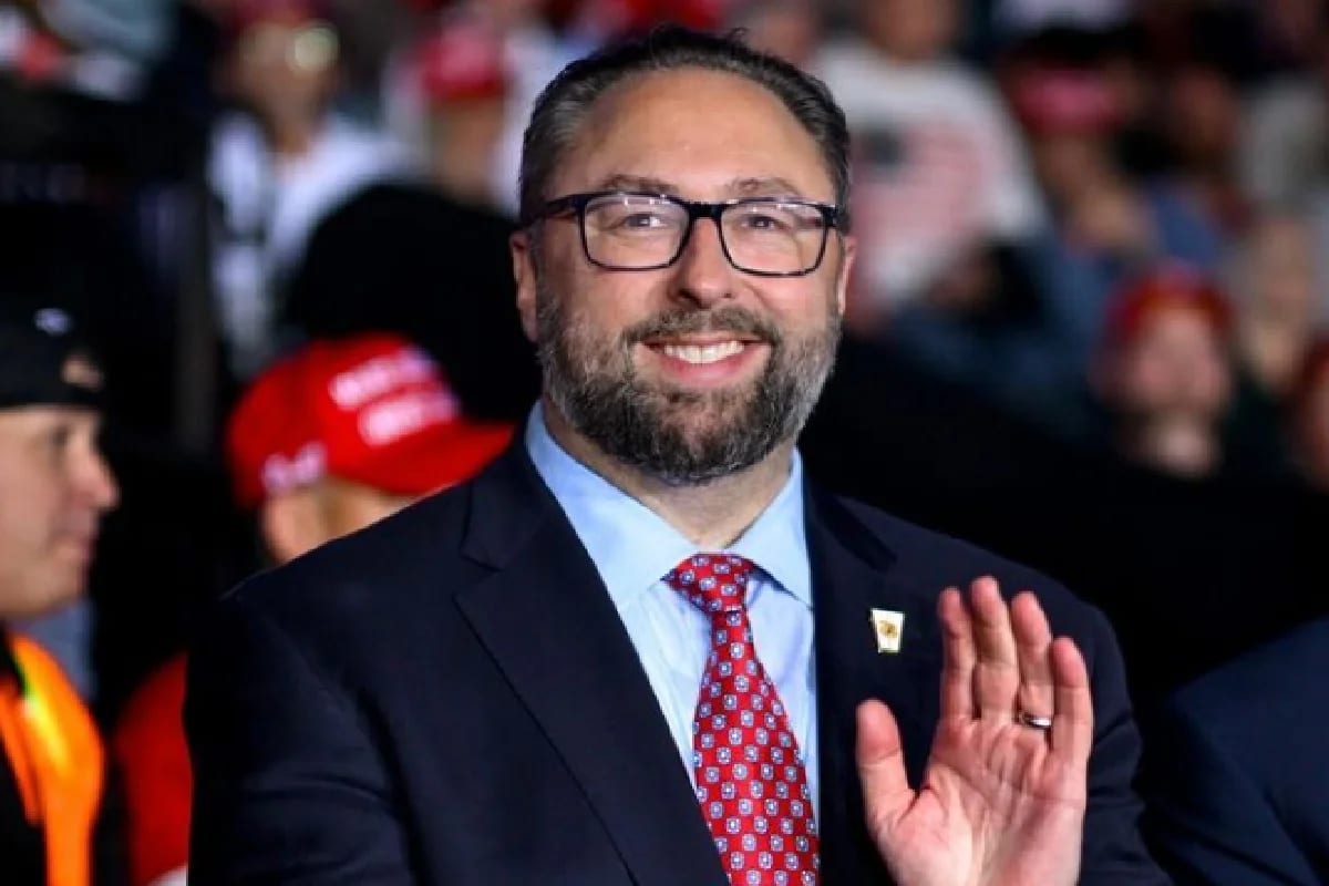 Quem é Jason Miller, aliado de Trump que ajudou Flávio a fugir para os EUA