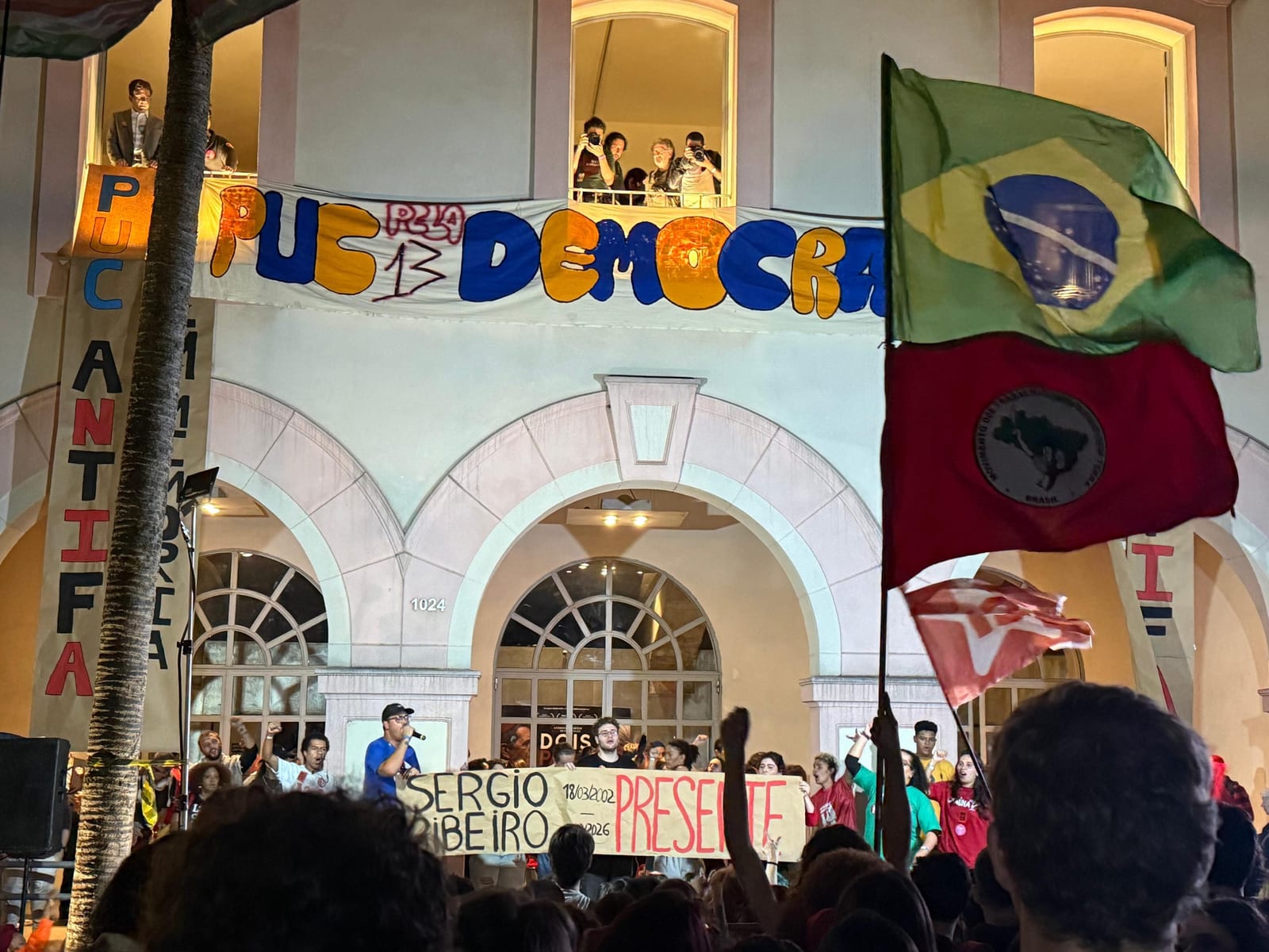 Ato pró-Lula na PUC celebra projeção da pesquisa Datafolha e deputado fala em ‘otimismo’ para virada