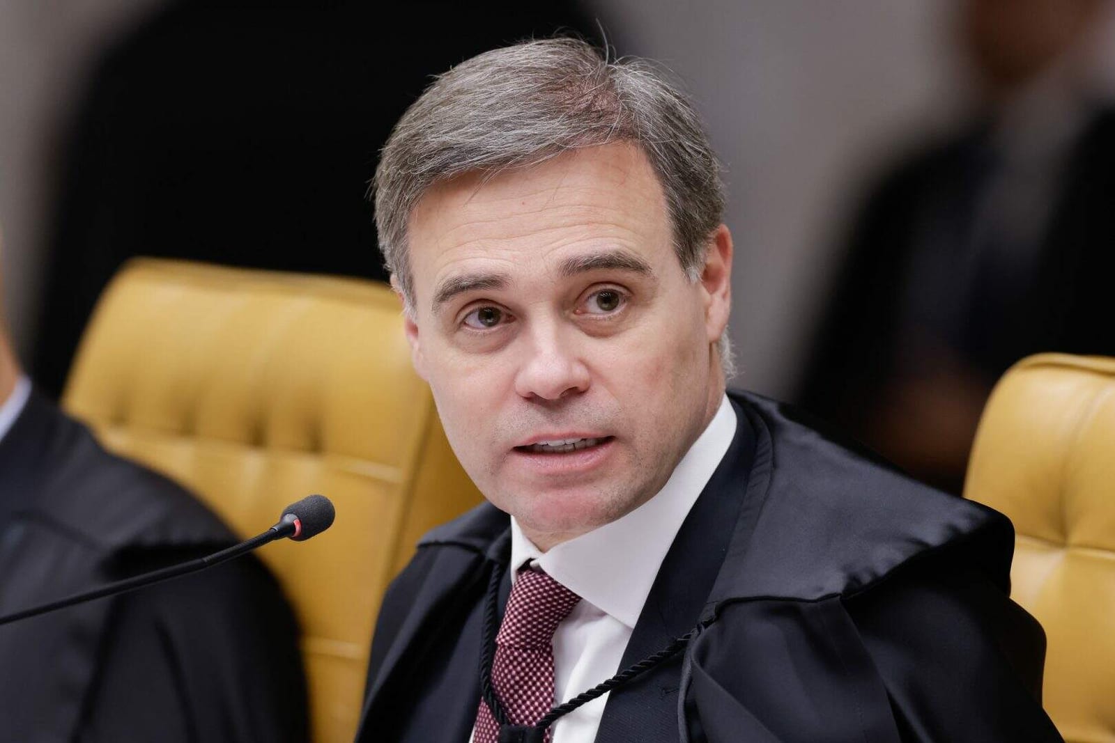 Ministro André Mendonça pede sessão "pública, transparente, presencial" do plenário do Supremo para analisar mensagens e