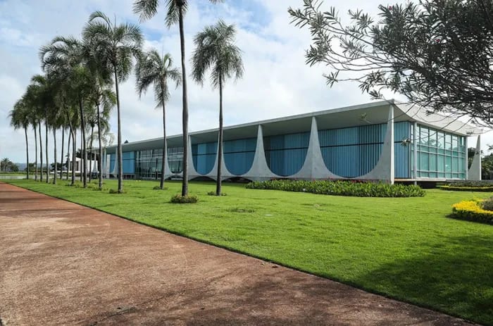 Dois senadores na chapa presidencial; dez disputam governos estaduais