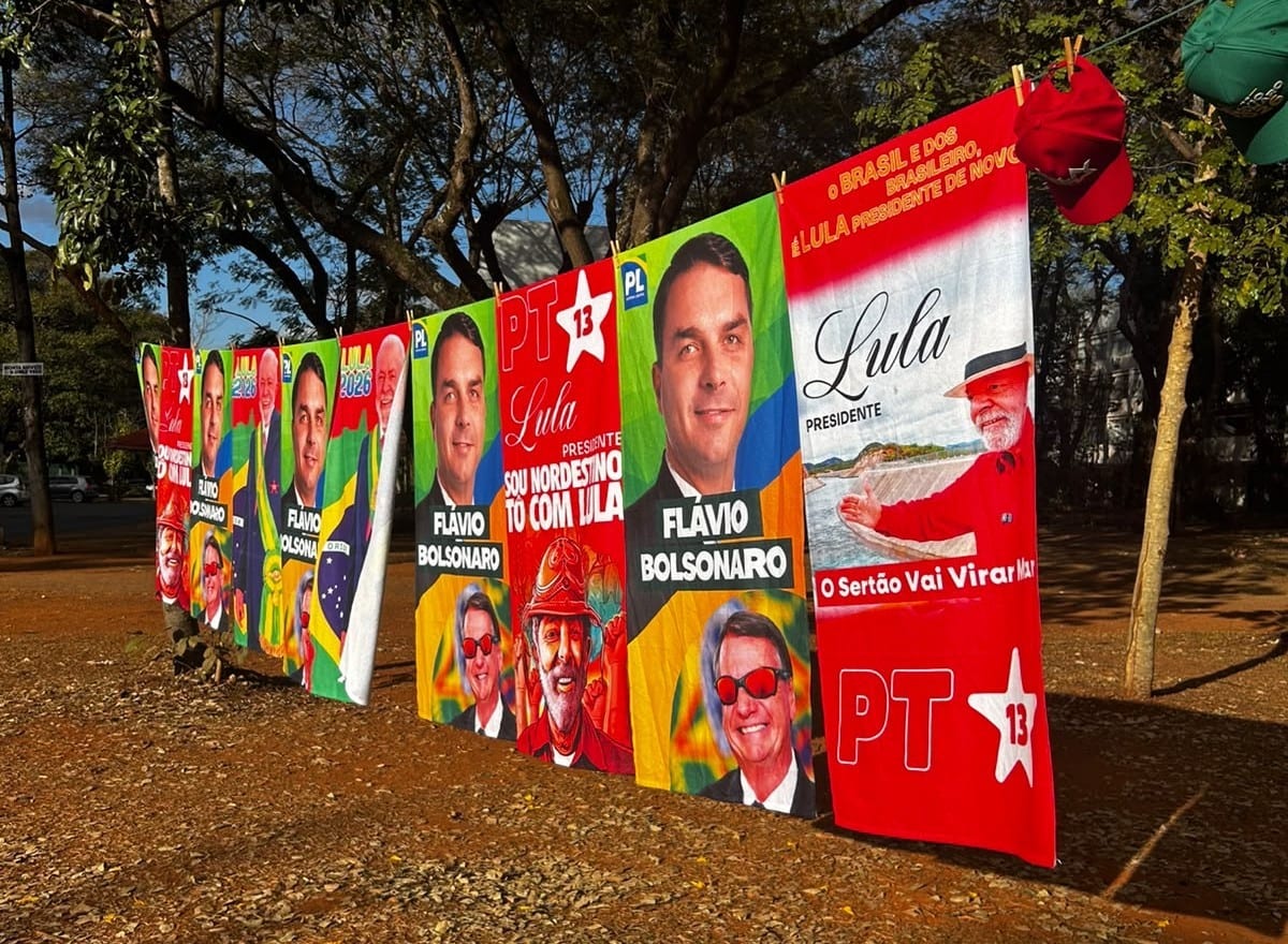 Camisas da Copa dão lugar a toalhas e bonés de candidatos nas ruas