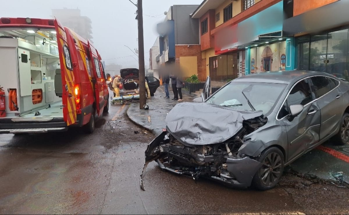 Vídeo! Mulher fica presa nas ferragens após acidente entre Ka e Cruze na região central de Cascavel