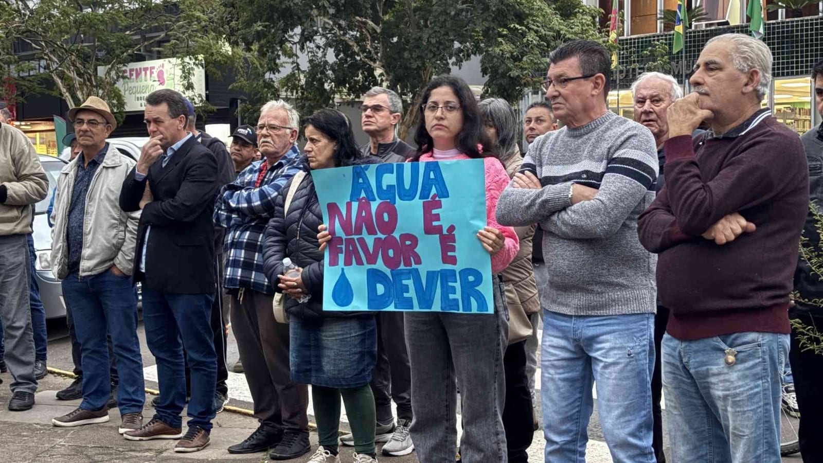 Dezenas protestam em Sapiranga por água com cor, desabastecimento e cobranças