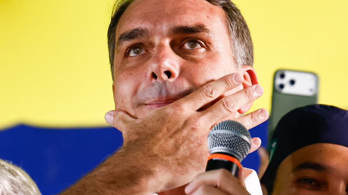 Aliado de Flávio Bolsonaro, advogado Fábio Wajngarten nega que o senador tenha deixado o Brasil