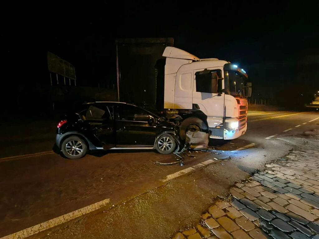Acidente entre carro e caminhão deixa mulher ferida em Bento Gonçalves