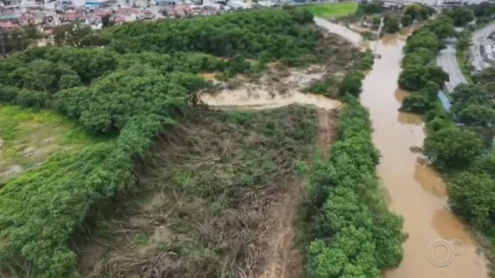 Imagens aéreas mostram inundação do Rio Sorocaba em avenida e canteiro de obras da marginal direita