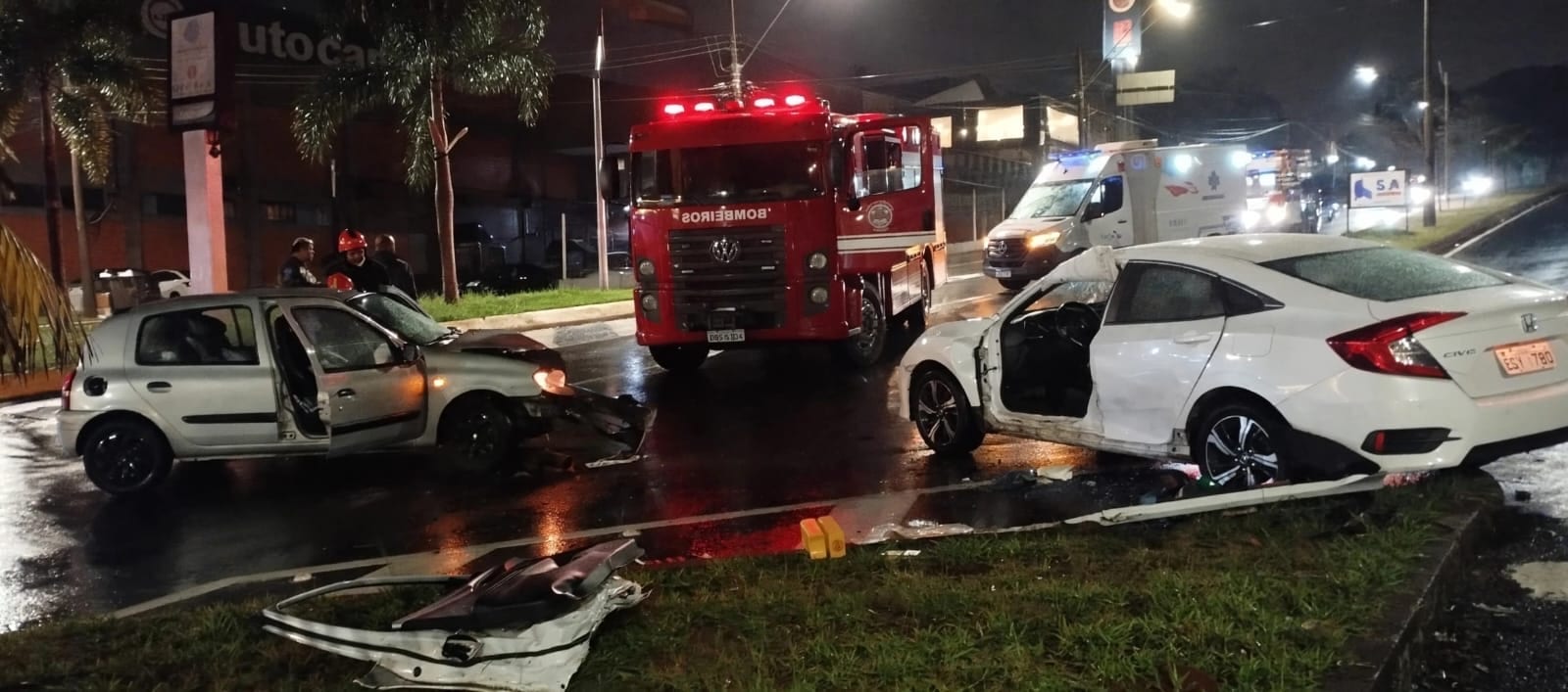 Acidente entre dois carros deixa duas pessoas feridas e mobiliza Bombeiros em Botucatu