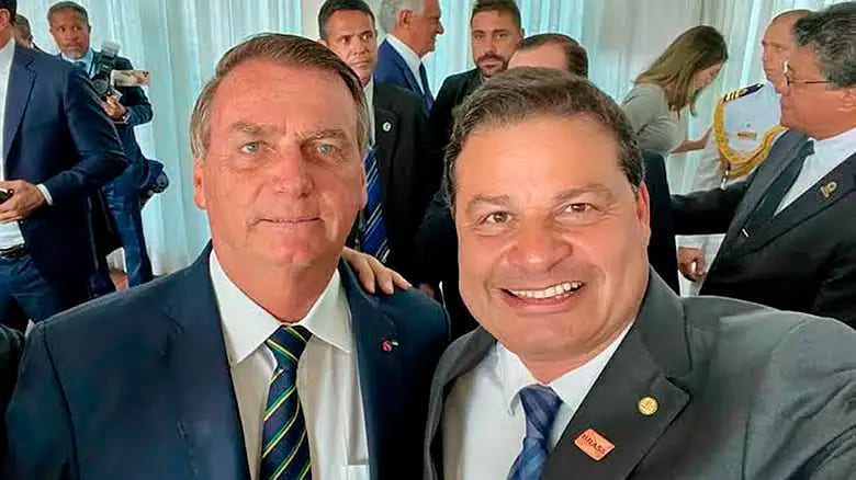TRE-PR autoriza Sandro Alex a usar imagens com Bolsonaro em propaganda