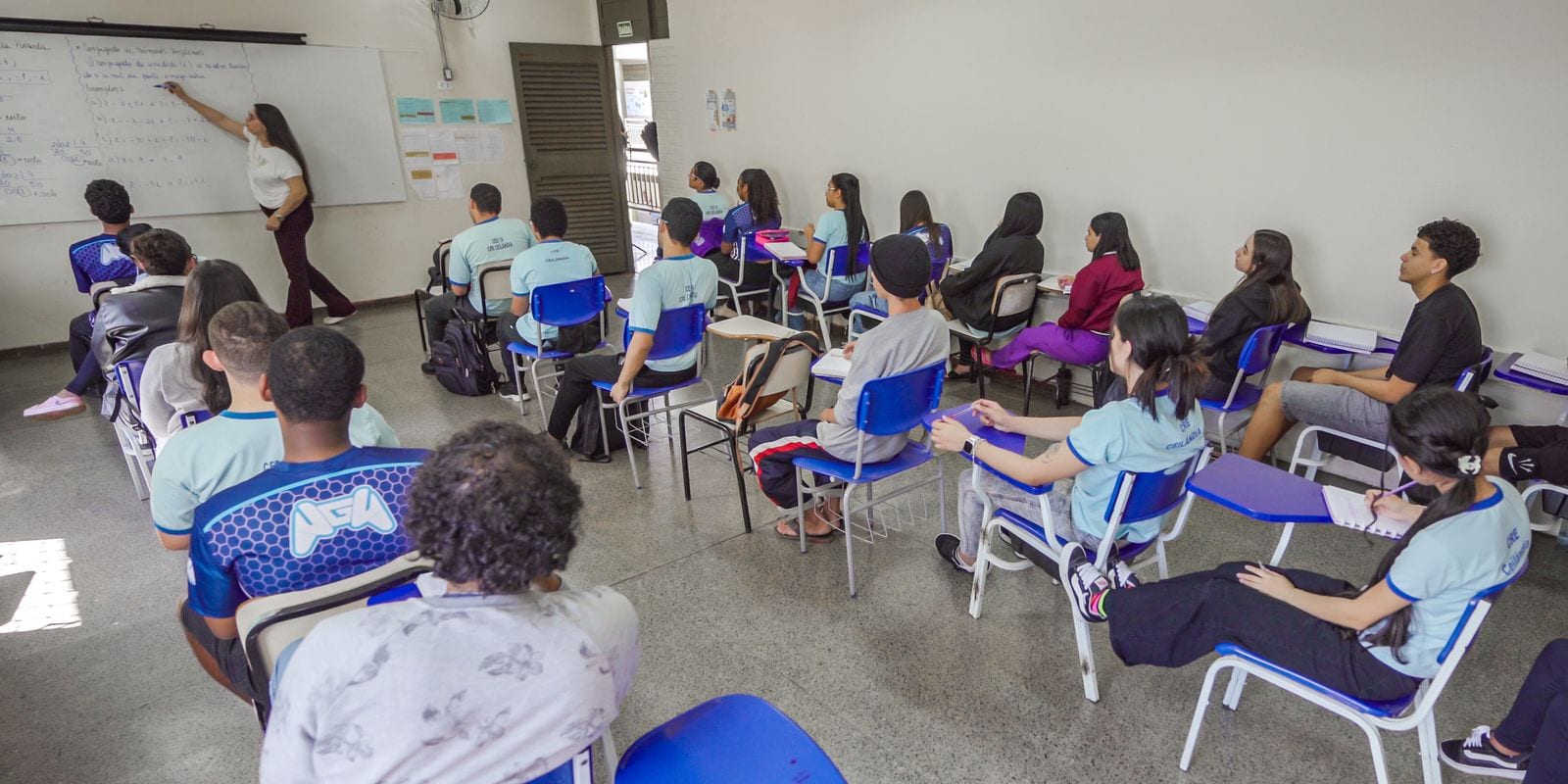 Pisa 2025: Brasil reduz distância para países da OCDE em leitura, matemática e ciências