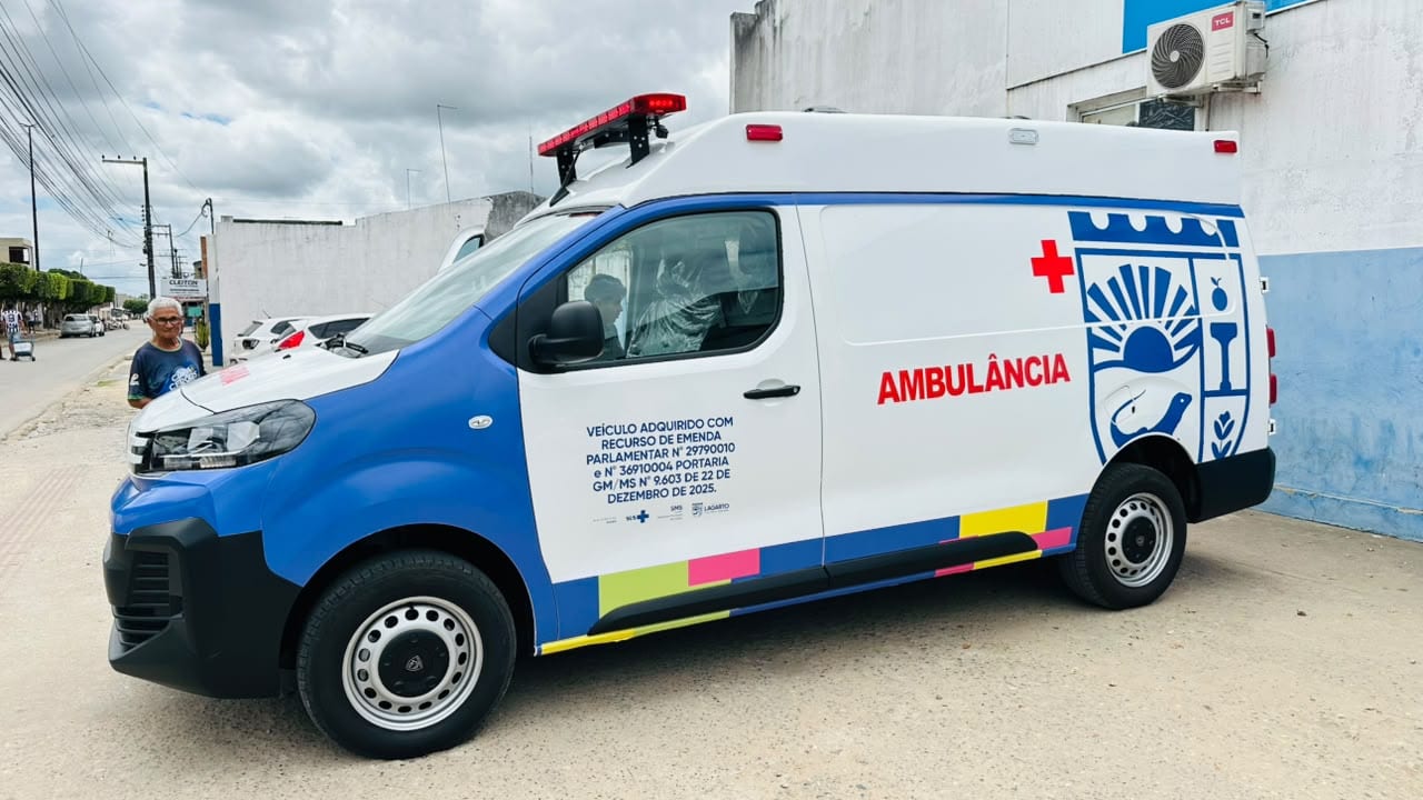 Lagarto entrega ambulância à Clínica Padre Almeida na Colônia Treze