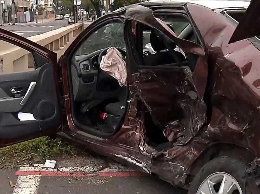 Colisão entre dois carros em Porto Alegre deixa duas pessoas feridas