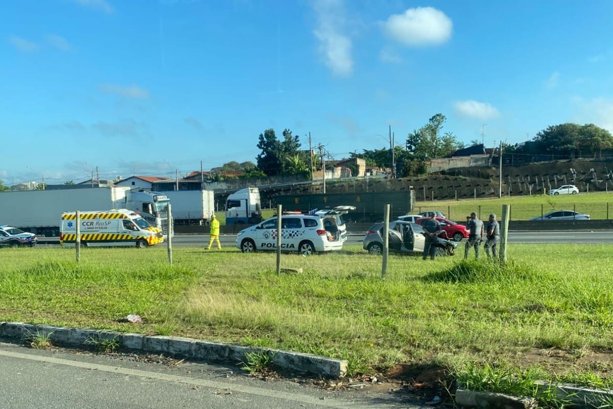 Acidente entre moto e carro deixa um ferido na Dutra, em Taubaté