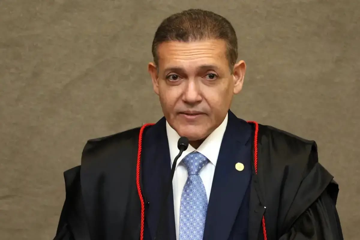TSE manda recolher jornal de sindicato dos petroleiros após ação de Flávio Bolsonaro