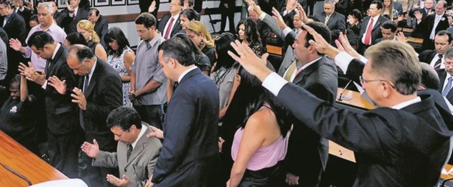 Menos “religiosos(as)” na urna, mais religião na política: o que revelam as eleições de 2026?