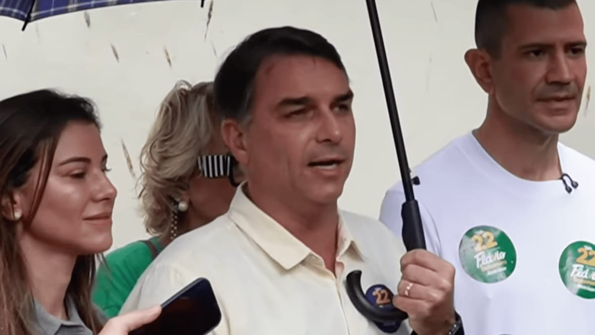 “Esperança virou medo”, diz Flávio Bolsonaro após votar no Rio