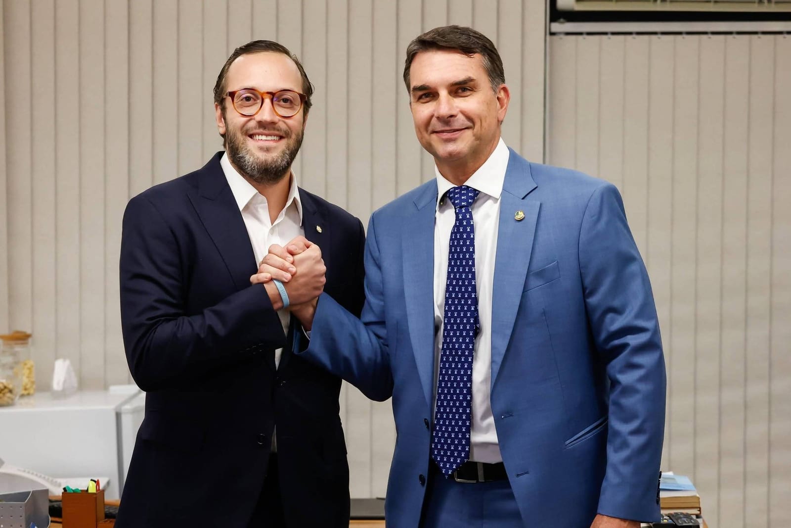 Senador eleito mais jovem da história é antigo aliado do bolsonarismo e defendeu voto impresso