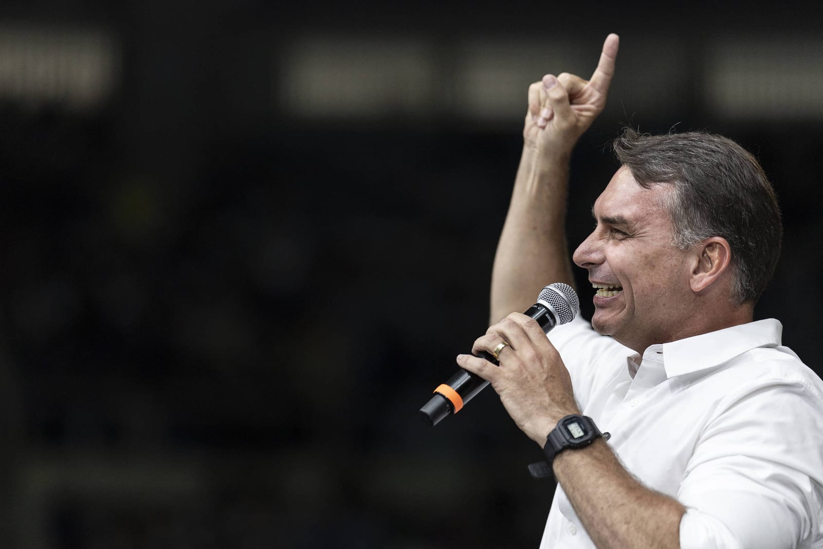 Flávio votou contra projeto que suspende posse de arma de policial que comete violência doméstica