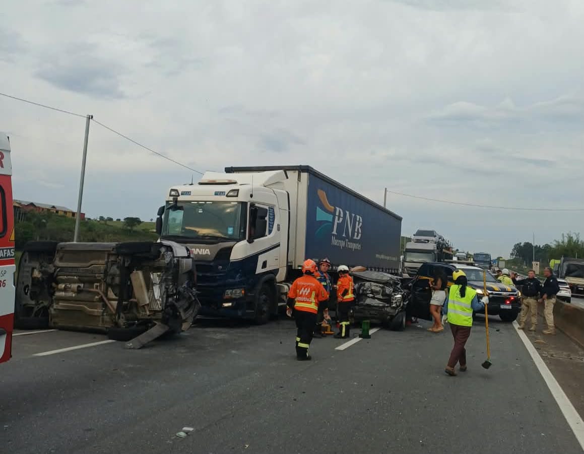 Engavetamento entre carreta e quatro carros interdita a Via Dutra em Pindamonhangaba