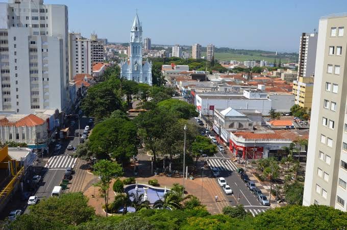 Campanhas ocupam centro de Franca com bandeiras, panfletos e batuque