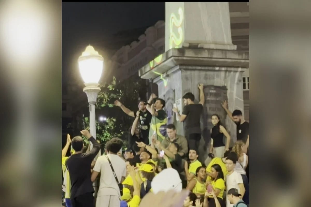 Nikolas pede votos para Sávio, Superman e Flávio Bolsonaro em BH