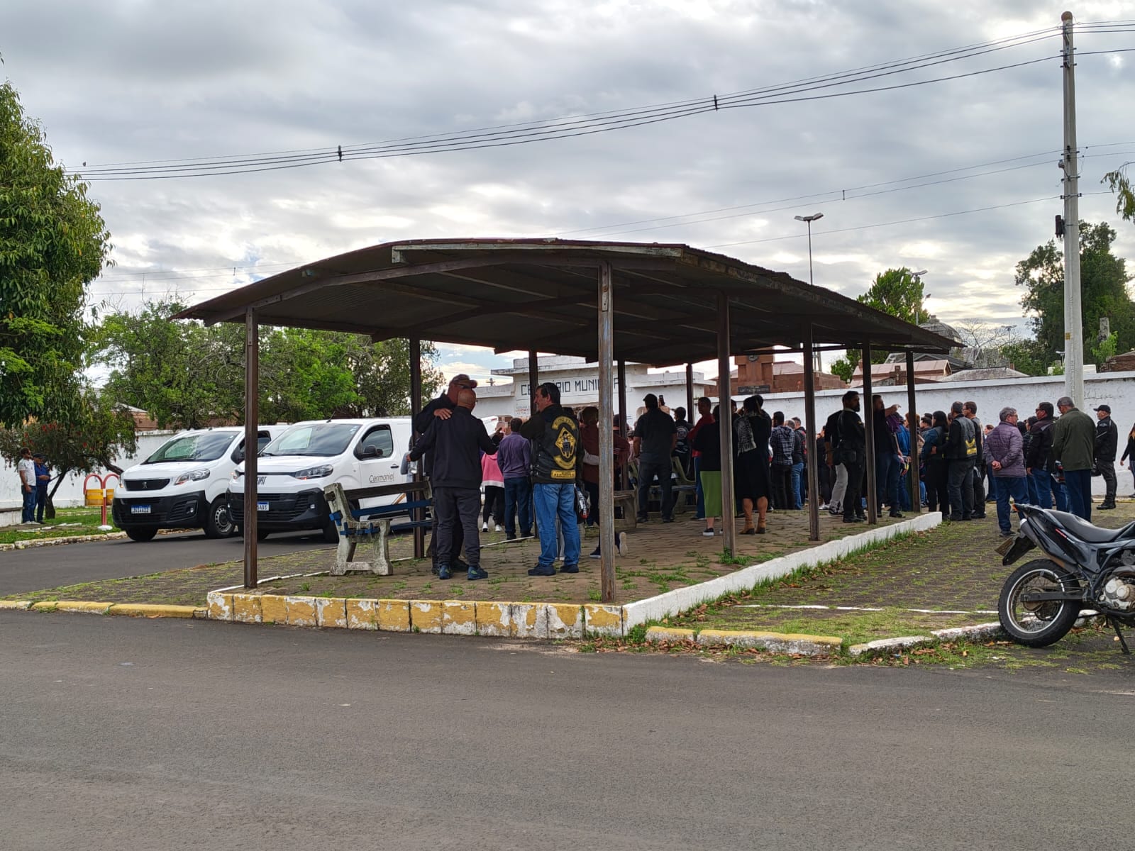 Entre motos, lágrimas e abraços, multidão se despede de Tatiana e Marcos Ximendes