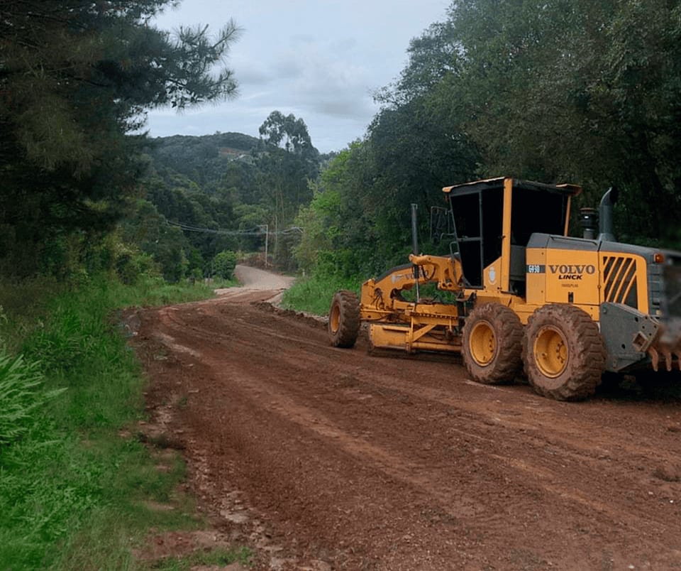 Equipes da Prefeitura seguem atuando na recuperação de estradas no interior de Farroupilha