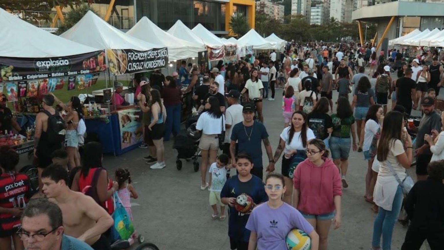Festival das Nações reúne gastronomia internacional e música Quebra-Mar de Santos
