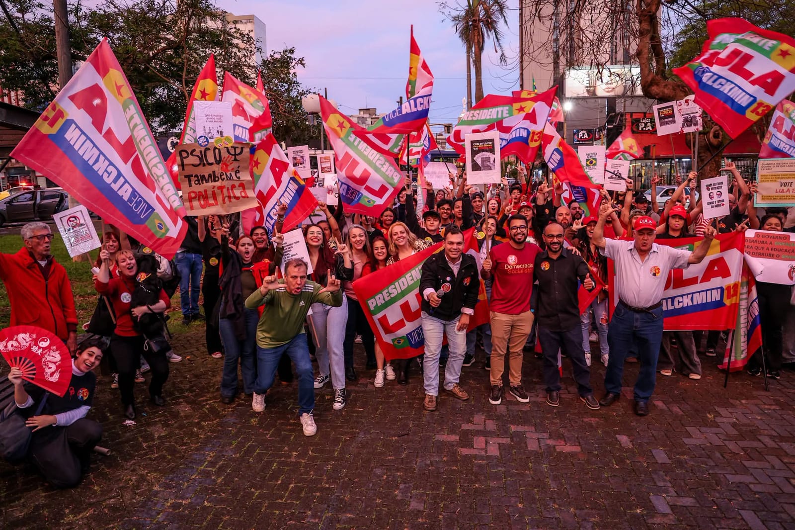 VEJA: Petistas fazem manifesto em Apucarana na antevéspera das eleições do segundo turno, acreditando na virada