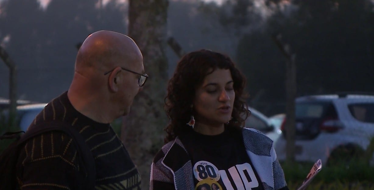Laís Chaud faz campanha em frente a indústria têxtil em Criciúma