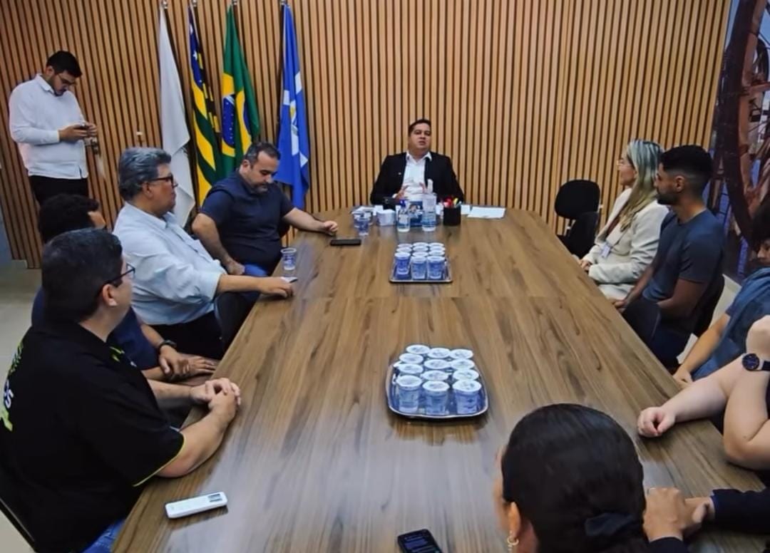 Presidente da Câmara Patrick assina um termo de estágio