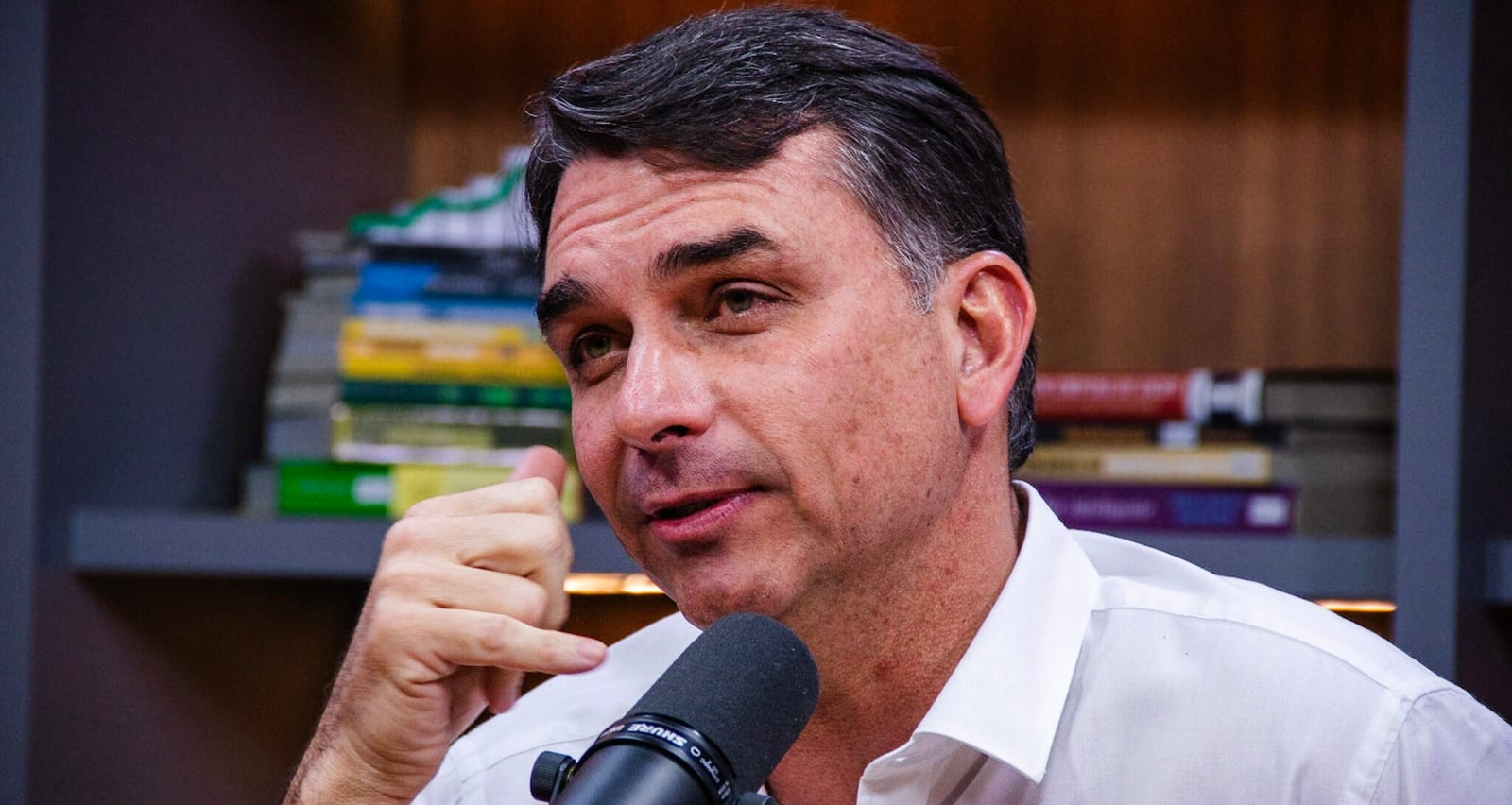 Flávio Bolsonaro promete ‘tesouraço’ em impostos e guerra aos ‘narcoterroristas’