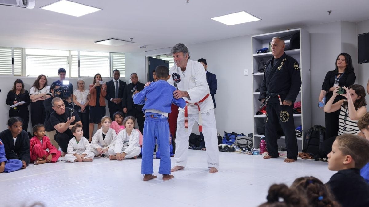 Fux demonstra golpes de jiu-jítsu a crianças em evento no STF