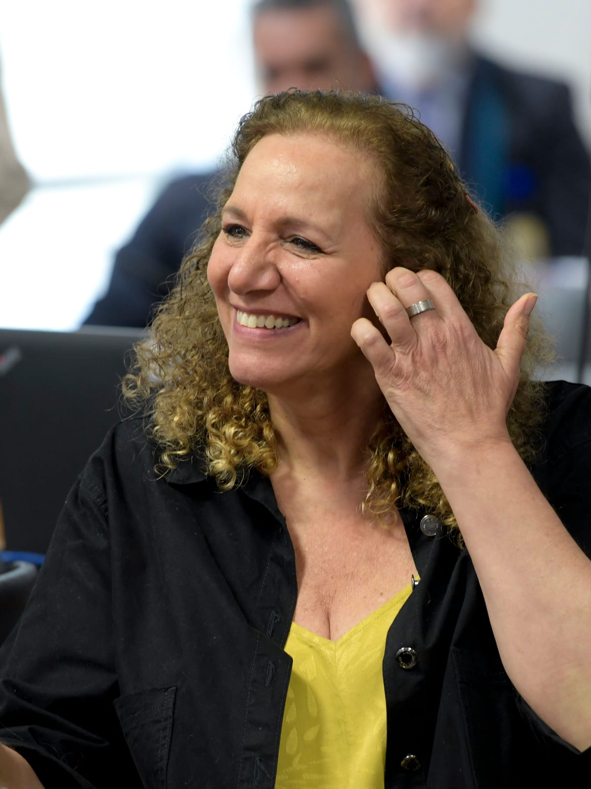 Jandira Feghali, a médica que socorreu Flávio em 2016, voltou à plateia do debate — agora com Lula