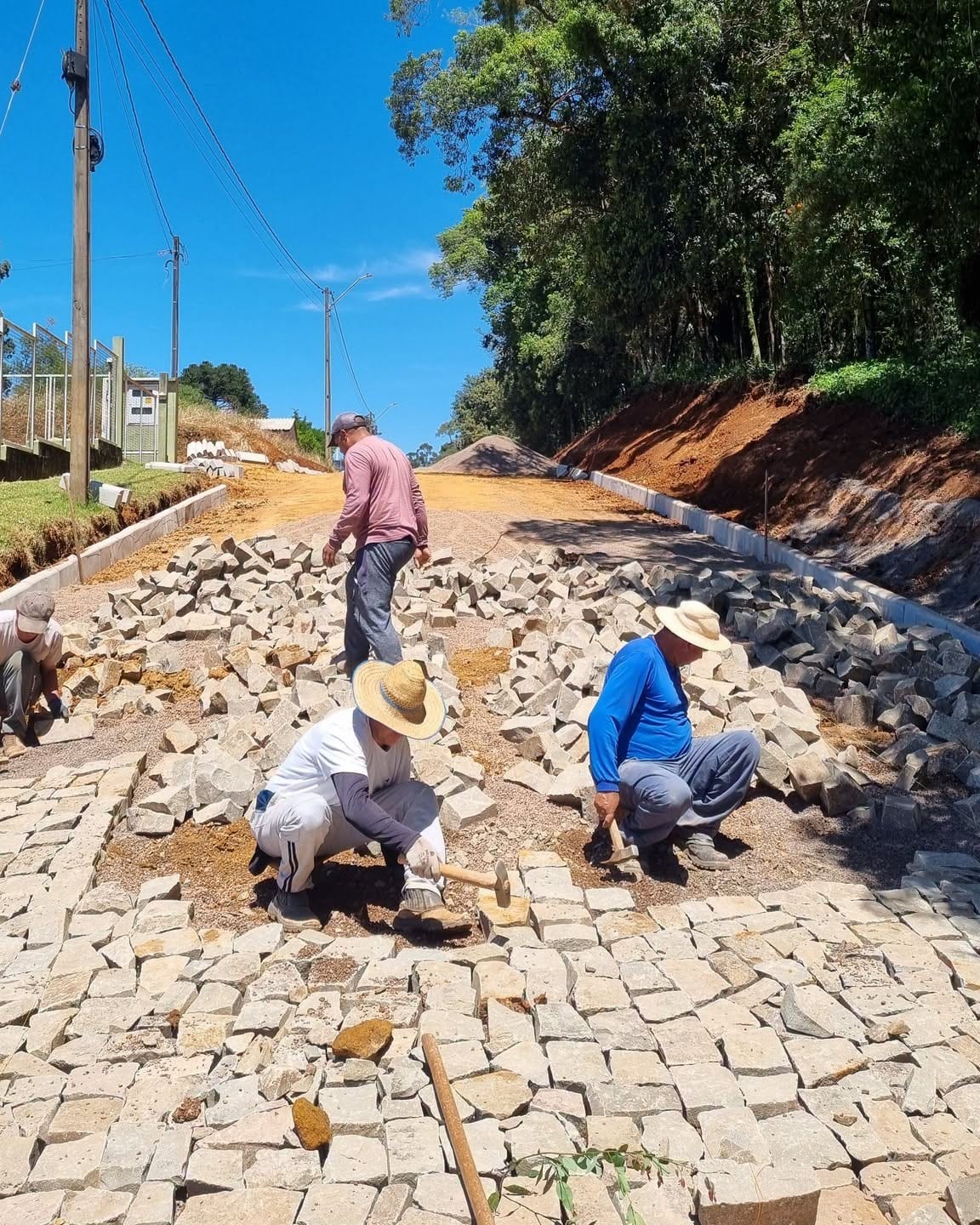 Pavimentação começa na Rua Lourenço Rostirolla, em Estação (RS)