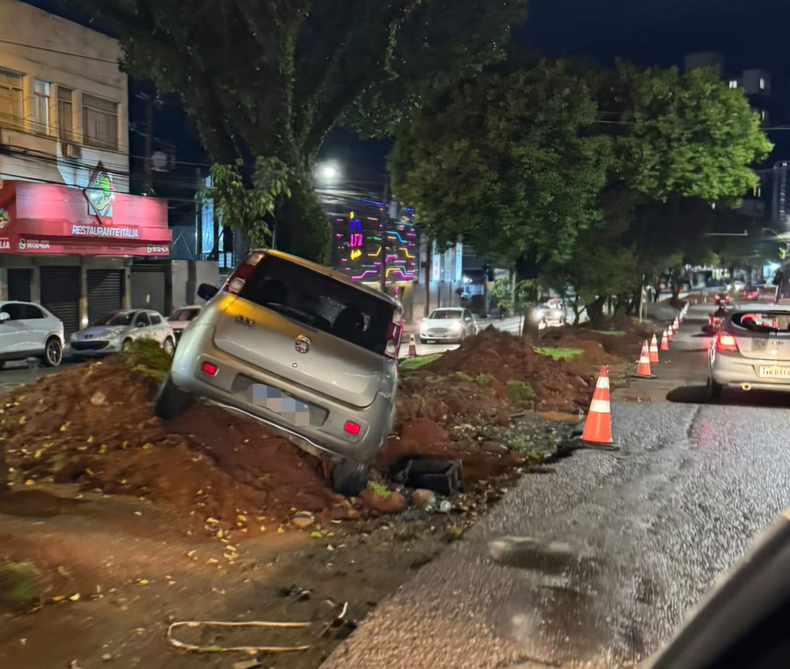 Carro atinge canteiro central na Avenida Presidente Vargas, em Passo Fundo