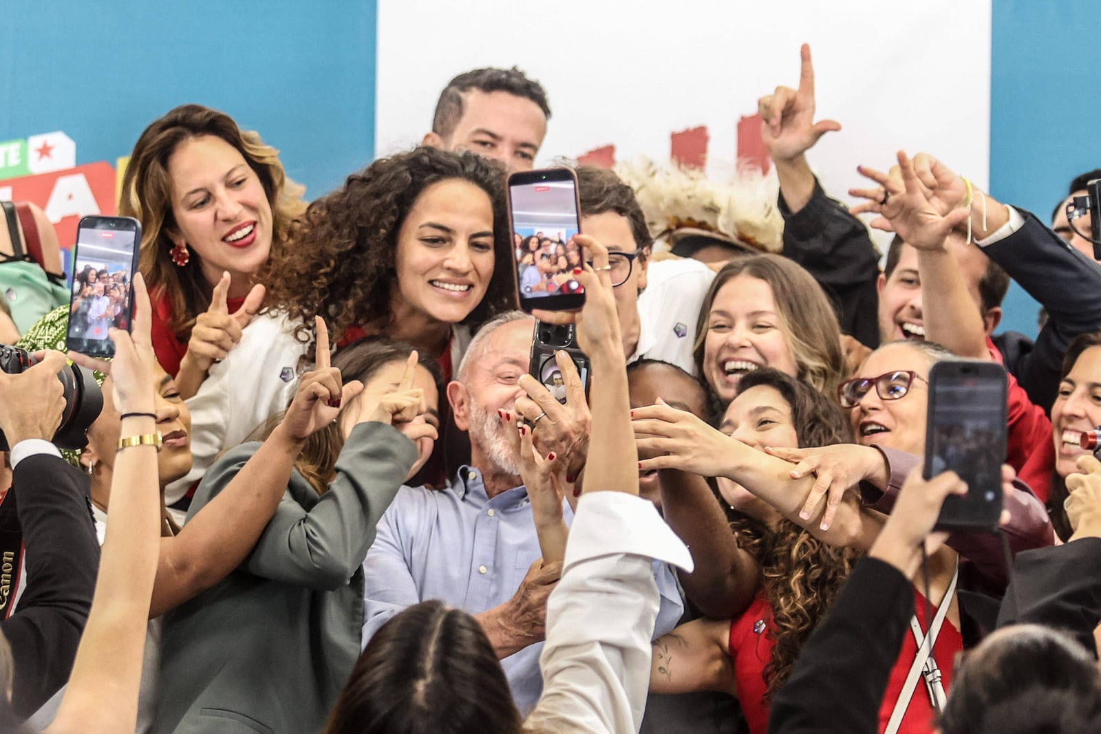 Jovens da base do PT eleitos vão rodar o país em ofensiva final por Lula