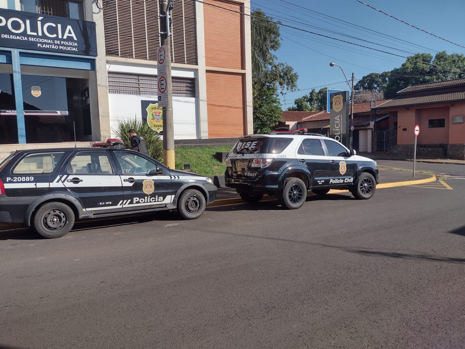 Colisão entre carro e moto deixa duas pessoas feridas