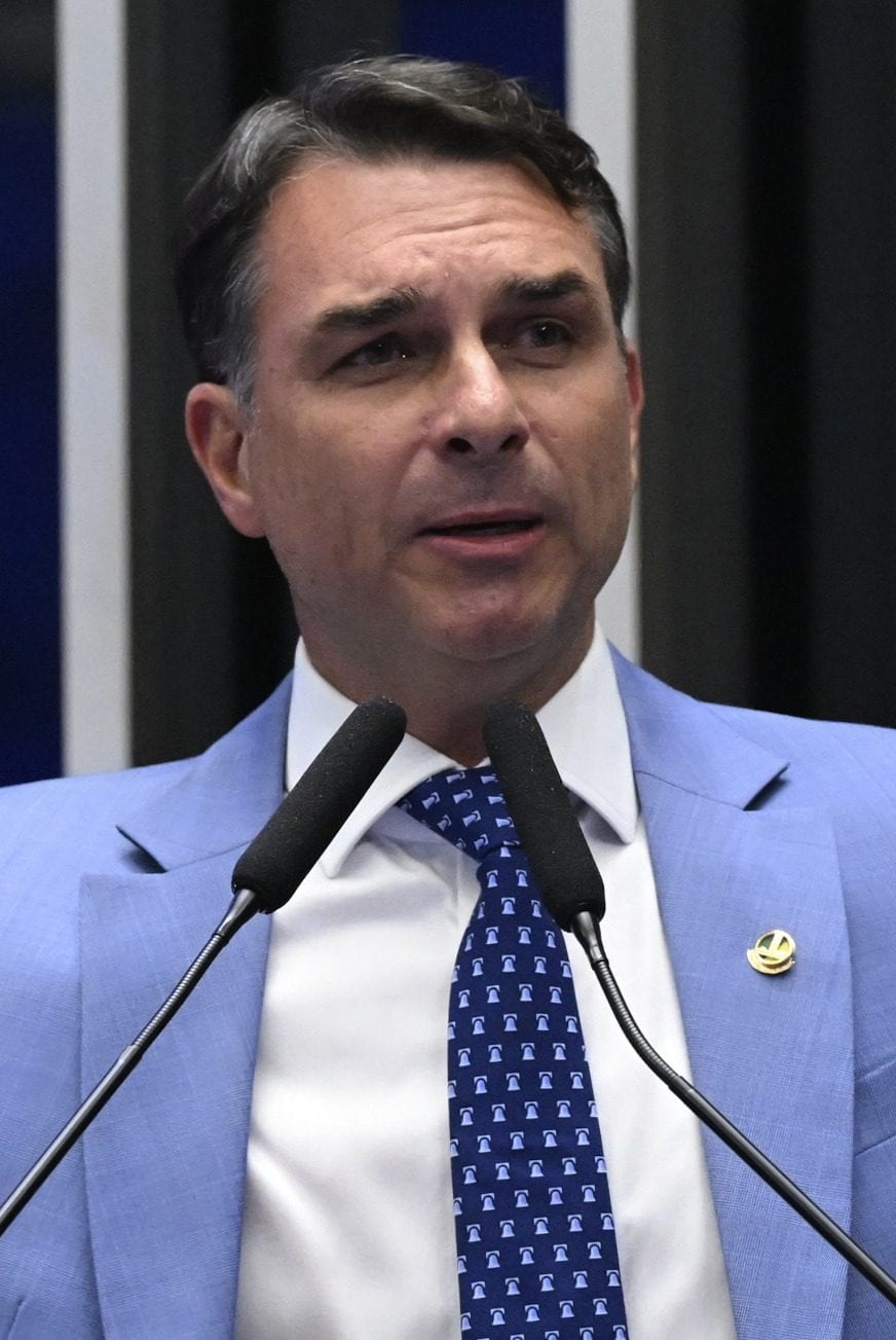 Flávio Bolsonaro diz que PF o intimou a entregar passaportes