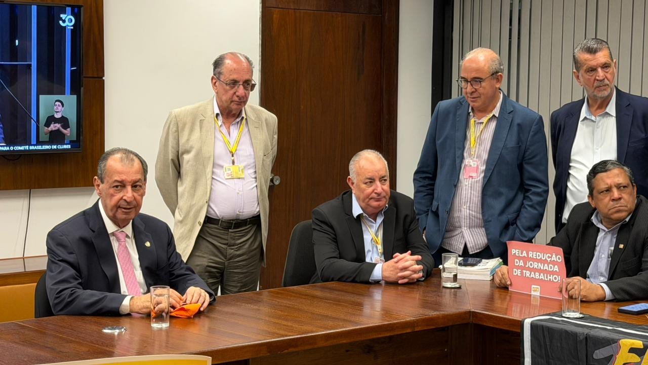 Omar Aziz recebe centrais sindicais antes de votação da PEC do fim da escala 6×1