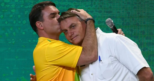 Se eleito, Flávio poderá subir a rampa com Jair Bolsonaro? Entenda