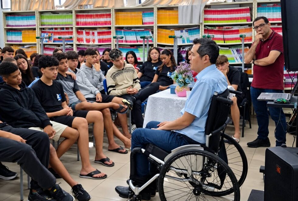 Vereador Douglas Kato conversa com adolescentes sobre resiliência e importância da educação