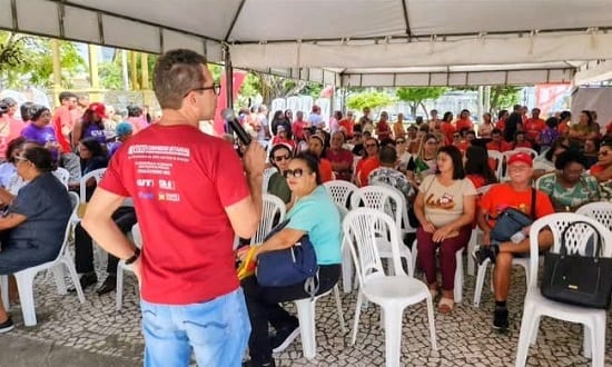 Professores estaduais de Sergipe iniciam greve em frente ao Palácio dos Despachos