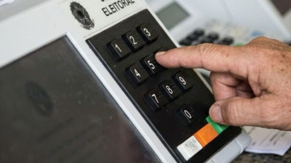 Eleitor usa celular na cabine de votação e é conduzido à delegacia em Martinópolis