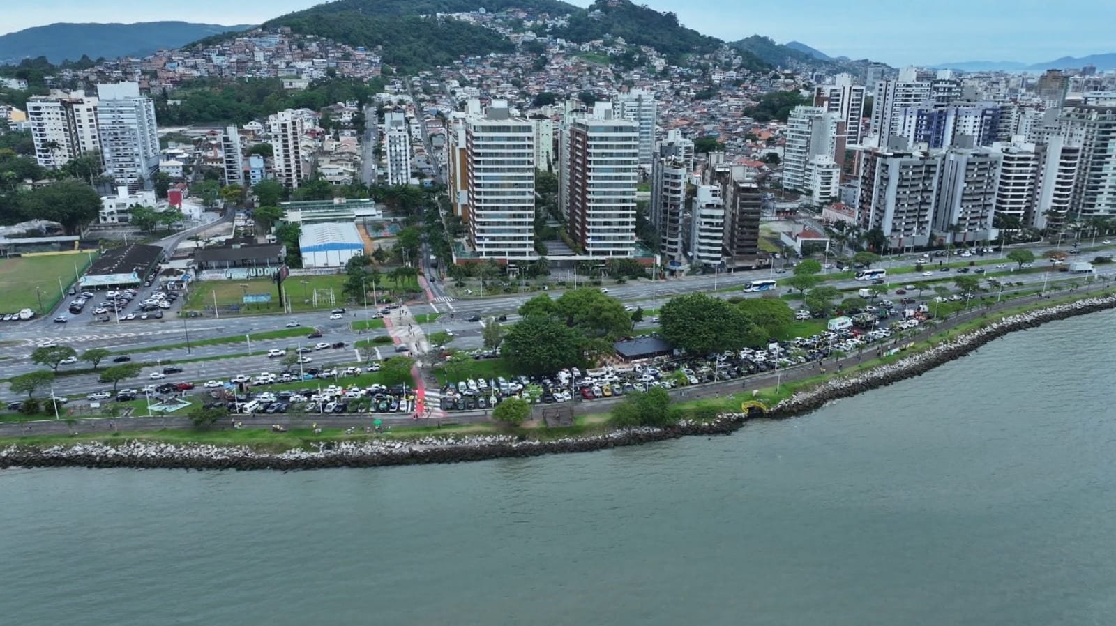 Apoiadores de Flávio Bolsonaro organizam 'caminhonetaço' em Florianópolis
