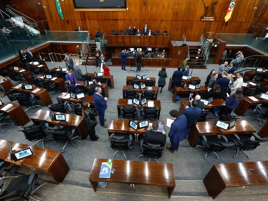 ALRS vota seis projetos; veto ao fim da taxa do CRLV trava pauta em 25/8