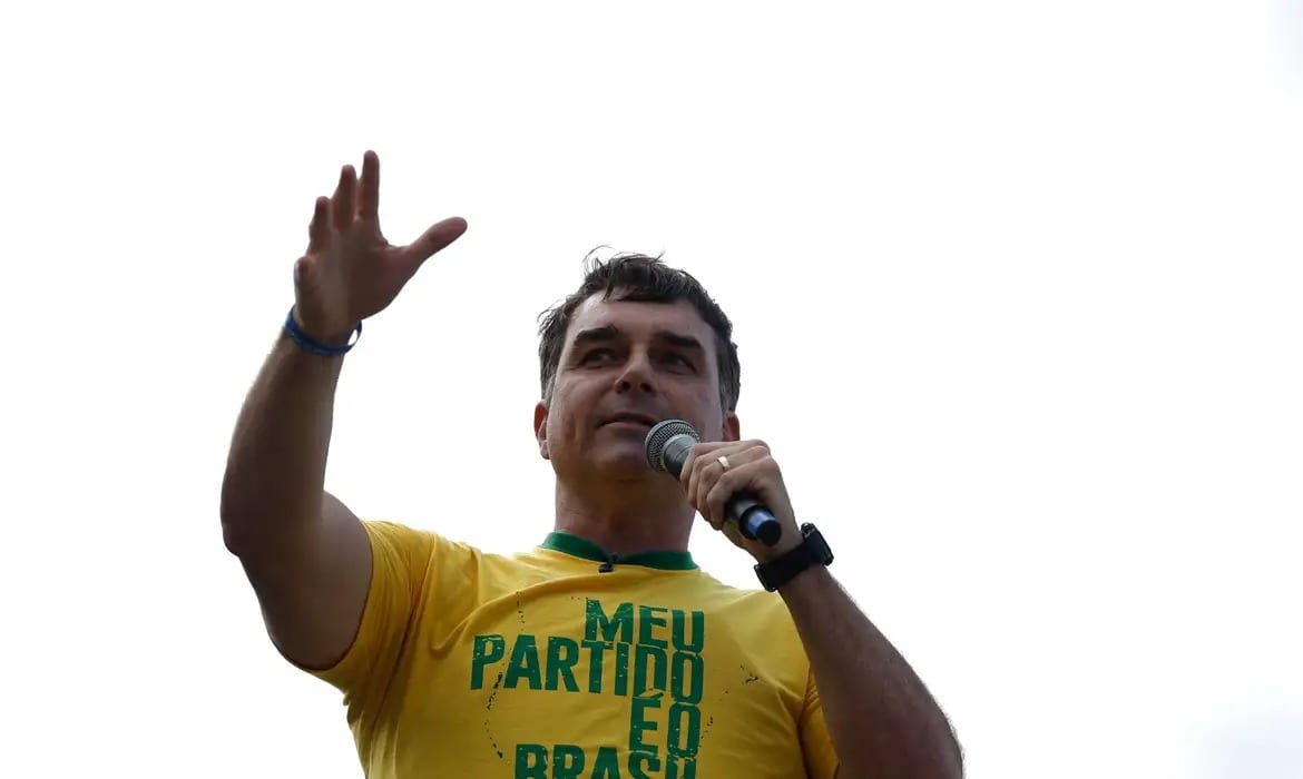Suposta chegada de Flávio Bolsonaro aos EUA gera repercussão