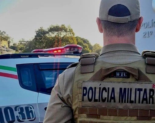 Homem é flagrado furtando fios de ônibus escolar da prefeitura em Laguna