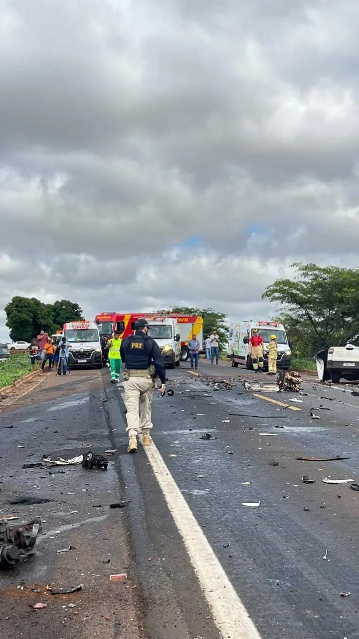 Acidente entre caminhão bitrem e Fiat Strada deixa um morto na BR-452, em Goiás