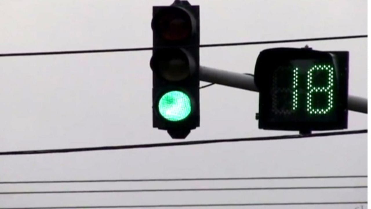 Projeto torna obrigatório temporizador em semáforos com fiscalização eletrônica
