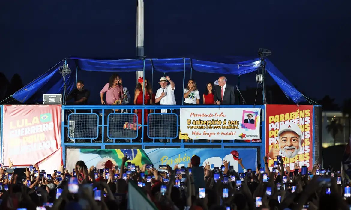 Lula chama saída de Flávio Bolsonaro para os EUA de “ato vergonhoso”